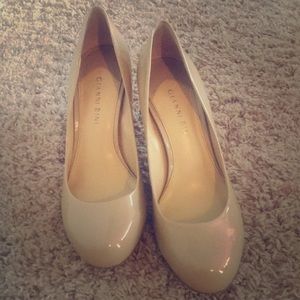 Nude Gianni Bini pumps.